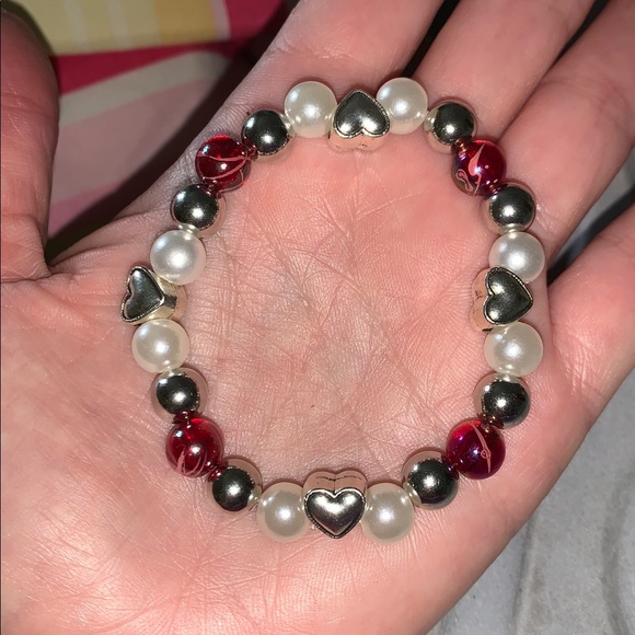 Red, white and Silver Heart Beaded stretch Bracelet - Picture 5 of 5